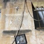 בית אבן ועליו חקוק מגן דוד • החצר האחורית של החצר האחורית של חיפה | סיור מצולם בעקבות הפשיעה והביטחון האישי (צילום: ירון כרמי)