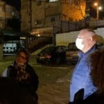 המשתתפים מקשיבים להסברים של בועז רפאלי • החצר האחורית של החצר האחורית של חיפה | סיור מצולם בעקבות הפשיעה והביטחון האישי (צילום: ירון כרמי)