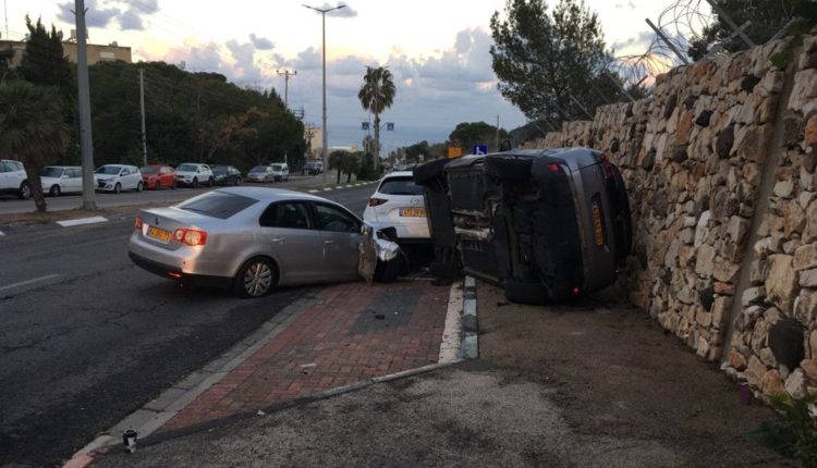 רכב התנגש בעוצמה ברכב חונה, בחוב טשרניחובסקי בחיפה וגילגל אותו אל הקיר (צילום: אלכסנדר סבנקוב)