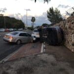 רכב התנגש בעוצמה ברכב חונה, בחוב טשרניחובסקי בחיפה וגילגל אותו אל הקיר (צילום: אלכסנדר סבנקוב)