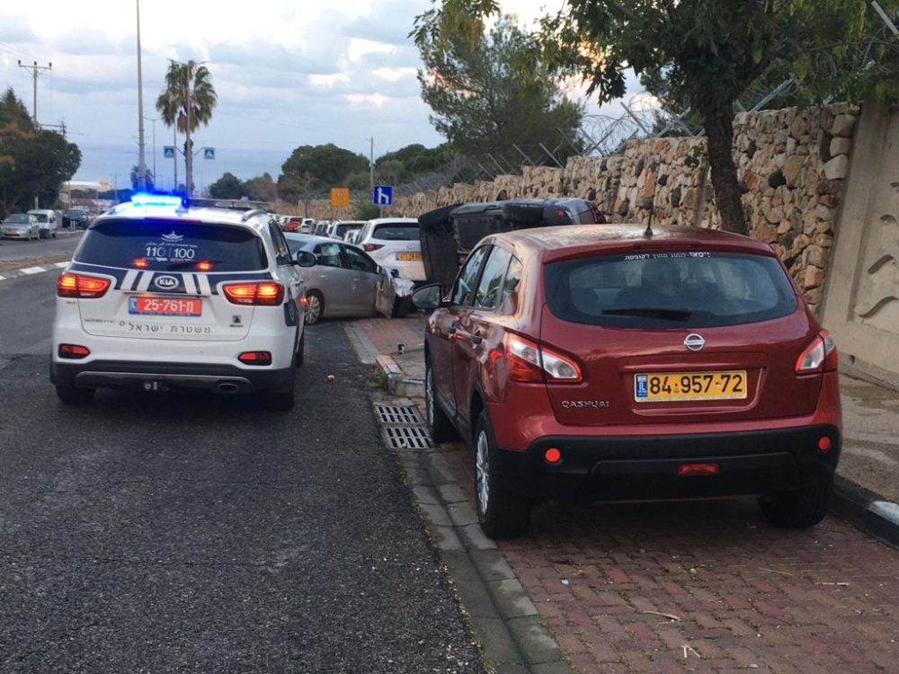 רכב התנגש בעוצמה ברכב חונה, בחוב טשרניחובסקי בחיפה וגילגל אותו אל הקיר (צילום: אלכסנדר סבנקוב)