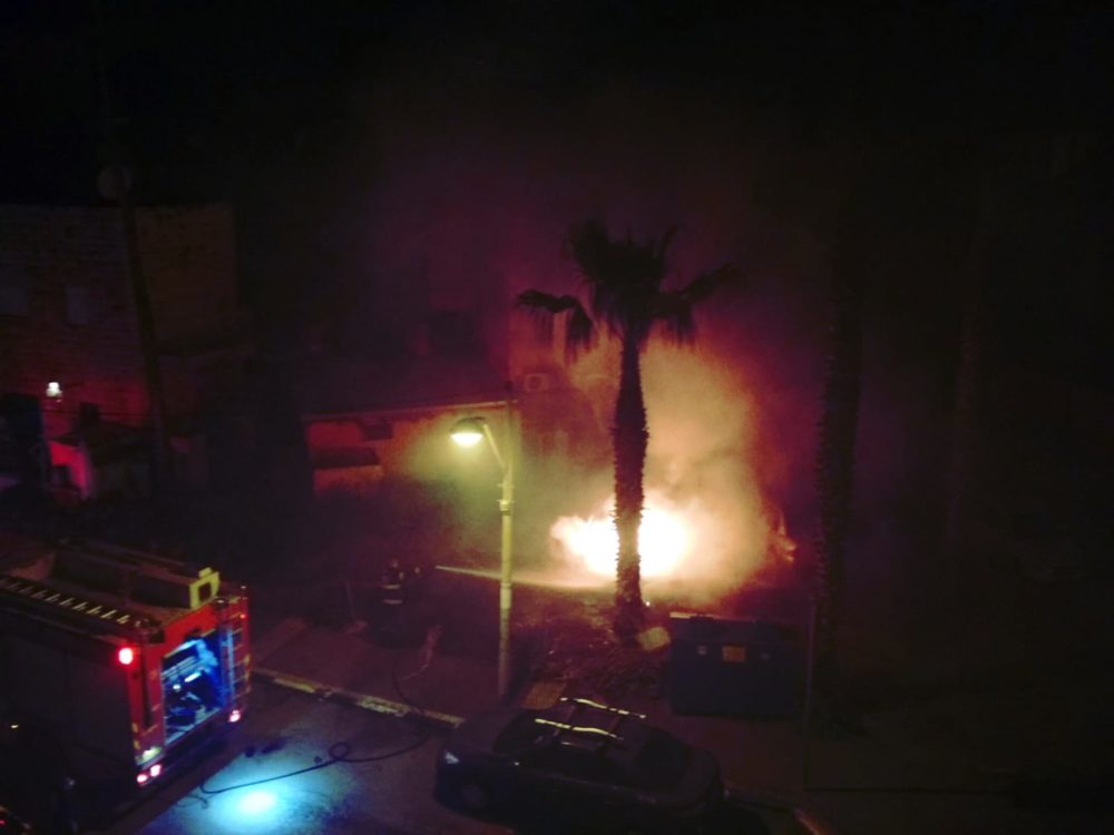 רכב עלה באש בשכונת בת גלים בחיפה (צילום: זאב כספי)
