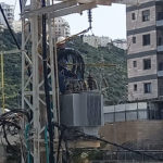 עובד חברת החשמל מתקן את התקלה בשנאי בנווה דוד (צילום: אברהם סעיד)