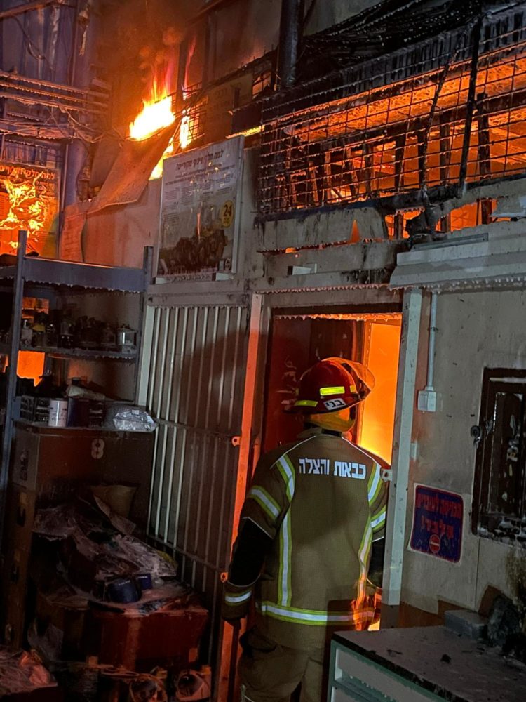 שרפה במוסך בקריית חיים (צילום: כבאות והצלה)