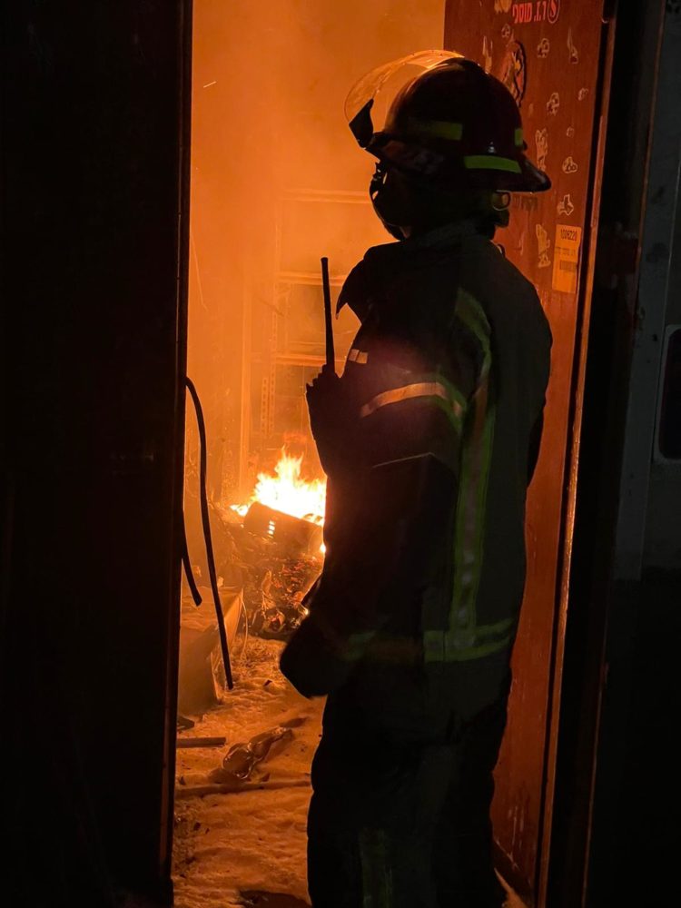 שרפה במוסך בקריית חיים (צילום: כבאות והצלה)