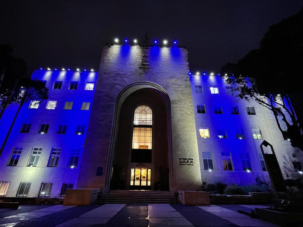 בניין עיריית חיפה הואר בצבעי כחול ולבן לרגל יום העצמאות ה-200 של יוון (צילום: ראובן כהן דוברות) עיריית חיפה