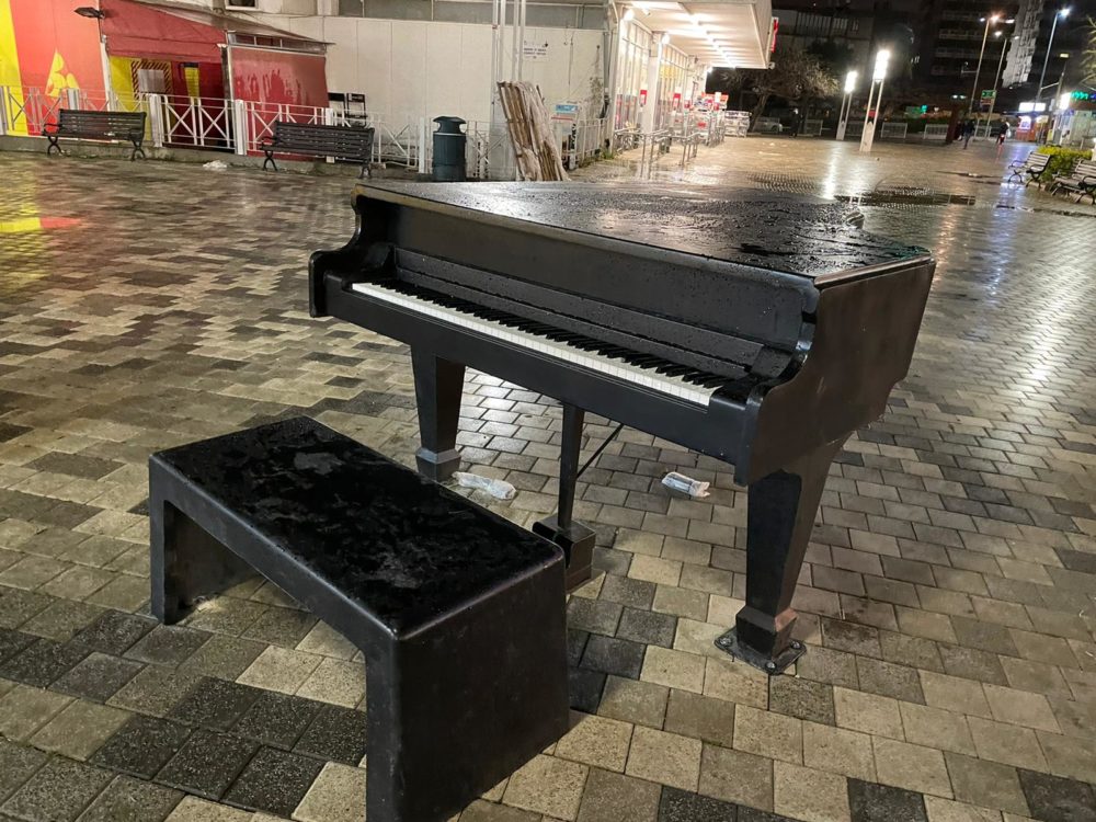 פסנתר בכיכר מאירהוף (צילום: ראובן כהן, דוברות עיריית חיפה)