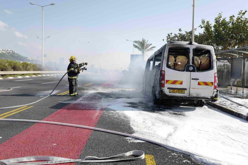 רכב עולה באש (צילום: כבאות והצלה)