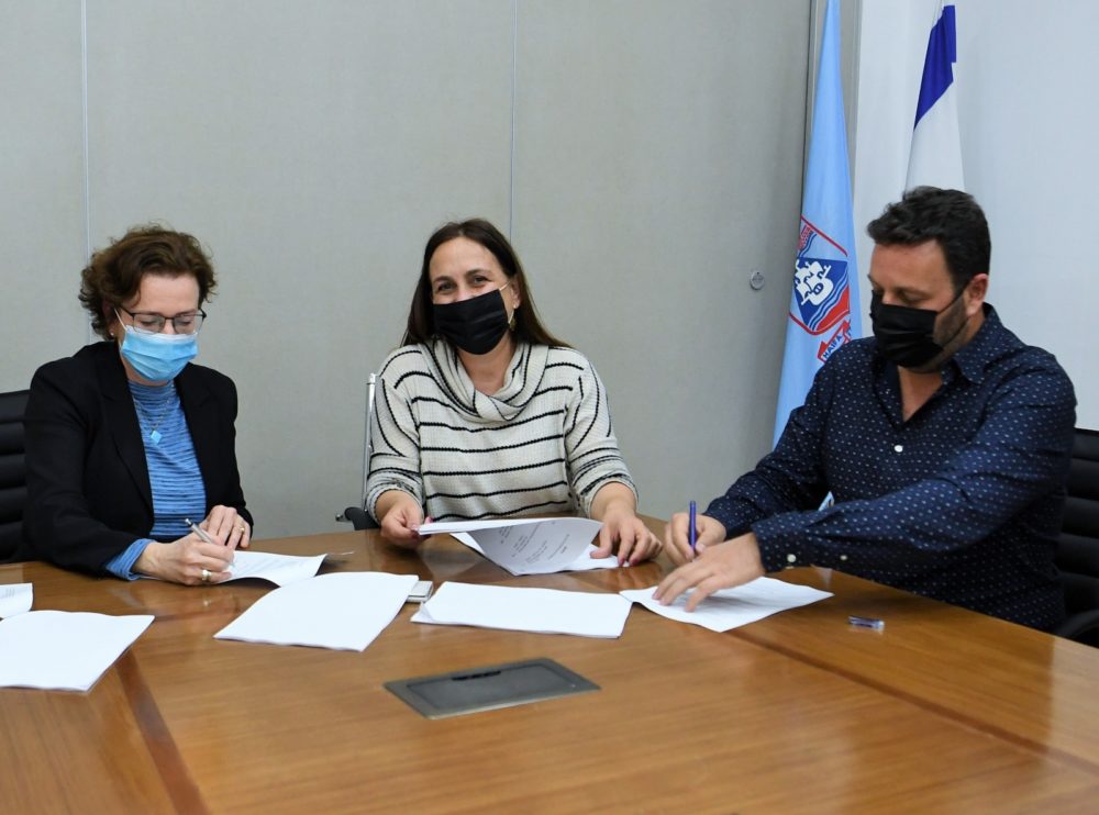 חתימת ההסכם בין בעירייה לחברה למתנסים (צילום: עיריית חיפה)