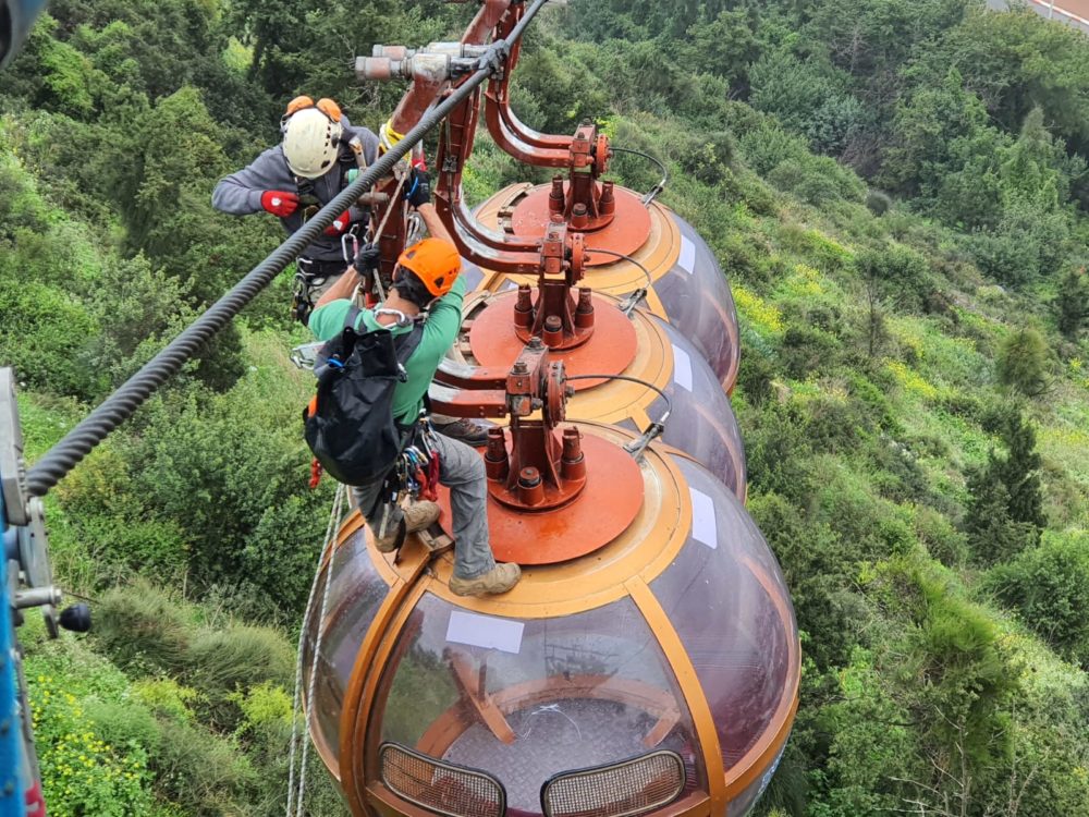Exercise to rescue trapped people from a cable car (photo: Chai Pe in the field)