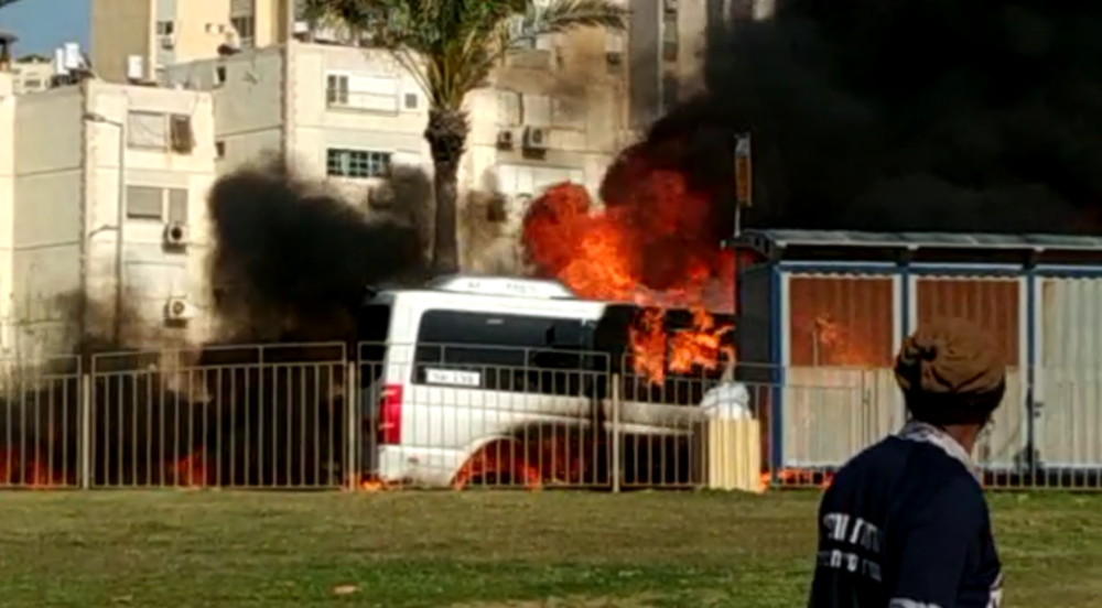 רכב עולה באש (צילום: חי פה)