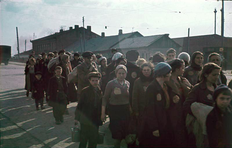 קבוצת נשים וילדים יהודים צועדת ברחוב במינסק, 1941 (ויקיפדיה)