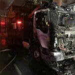 שריפת משאית במתחם תחנת דלק בשדרות ההסתדרות בחיפה (צילום: כבאות והצלה)