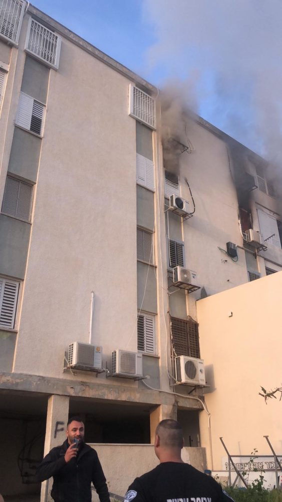 שריפת דירה בקומה השלישית במבנה מגורים בקריית ים (צילום: כבאות והצלה)