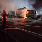 שרפת ענק במוסך משאיות בצ'ק פוסט בחיפה (צילום: איחוד הצלה)