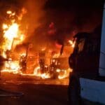 שרפת ענק במוסך משאיות בצ'ק פוסט בחיפה (צילום: איחוד הצלה)