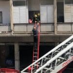 חילוץ לכודים רבים ופצועים בשרפה (צילום: כבאות והצלה)