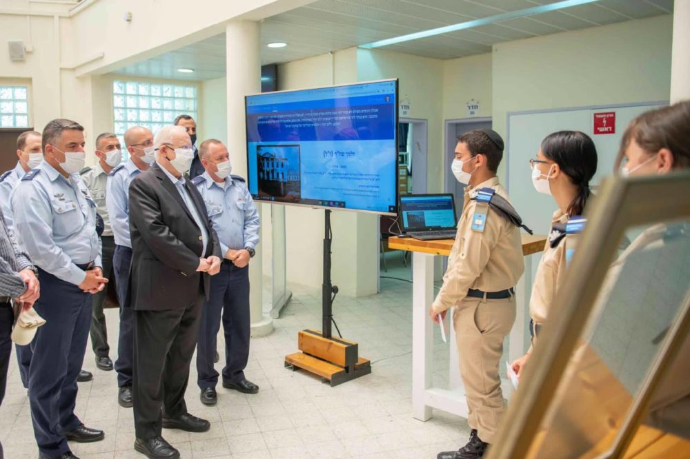הנשיא ריבלין בביקור בבסיס הטכני בחיפה (צילום: תקשורת חיל האוויר)
