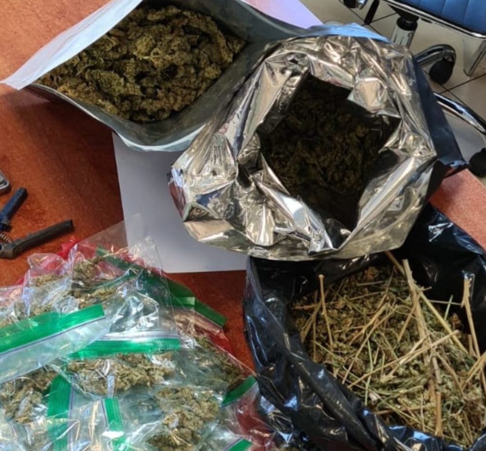 החומרים החשודים כסמים מסוכנים שנתפסו (צילום: דוברות המשטרה)