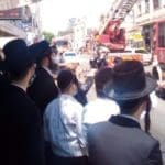 חילוץ לכודים רבים ופצועים בשרפה (צילום: אבו חאמד חוסאם)