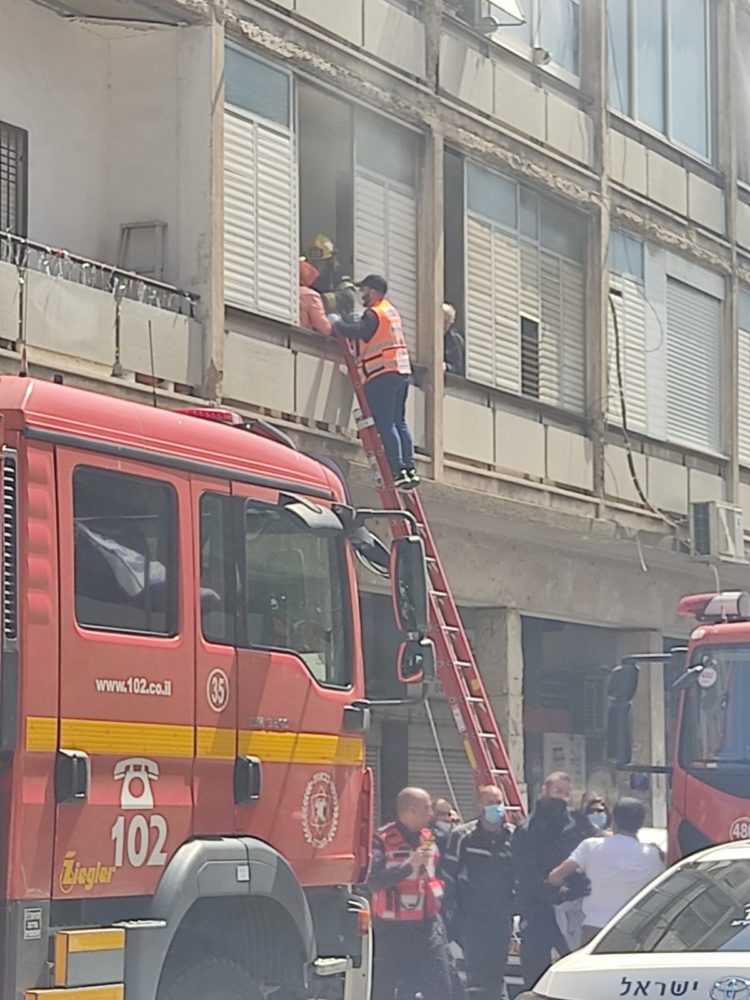 חילוץ לכודים בשרפה ברחוב החלוץ (צילום: בל אברהם)