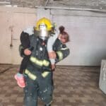 חילוץ אישה מהבניין הבוער (צילום: כבאות והצלה)