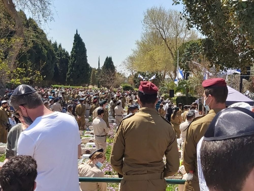 בית העלמין הצבאי • יום הזיכרון לחללי מערכות ישראל (חי פה בשטח)