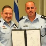 רב ניצב שבתאי עם נצ"מ אלי לוי בהענקת הדרגה (צילום: דוברות המשטרה)