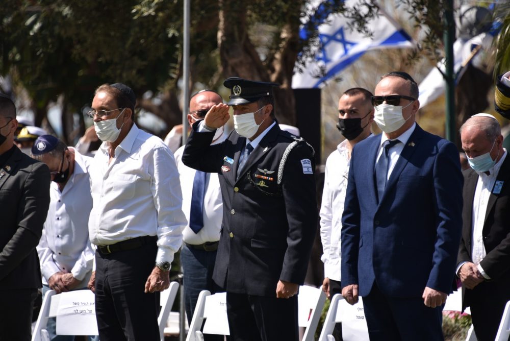 יום הזיכרון בבית העלמין הצבאי בחיפה (צילום: דוברות המשטרה)