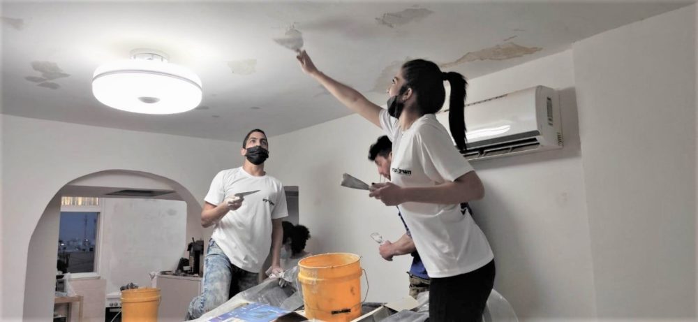 המתנדבים במועצת הנוער העירונית בקרית ים בשיפוץ דירה (צילום: מועצת הנוער העירונית)