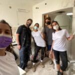 מתנדבים ממועצת הנוער העירונית בקרית בשיפוץ בית (צילום: מועצת הנוער העירונית)