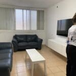 אלינור קריכלי – יו״ר מועצת הנוער העירונית בשיפוץ בקרית ים (צילום: מועצת הנוער העירונית קרים ים)