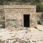 ניקוי הגרפיטי מבית הגנן בבוסתן כיאט על ידי המועצה לשימור אתרי מורשת בישראל (צילום: עדי ליבנה)