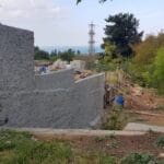 קיר לא חוקי בגבול הבוסתן . הפיקוח הוציא צו הפסקת עבודה (צילום: אדריכלית רותי ליברטי שלו)