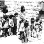 הגננות מסבירות לילדי הגן בתל חנן על לוח ההנצחה ביום הזיכרון 1979 (צילום: שלום שטרסברג)