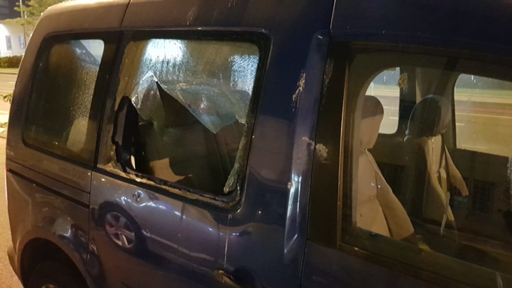 תושב חיפה הותקף באבנים עת שנהג ברכבו (צילום: חי פה)