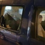 תושב חיפה הותקף באבנים עת שנהג ברכבו (צילום: חי פה)