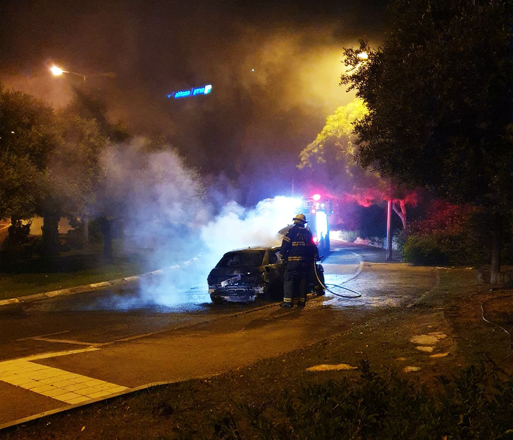 רכב עלה באש בדרך צרפת בסמוך לבית הלוחם (צילום: חי פה)