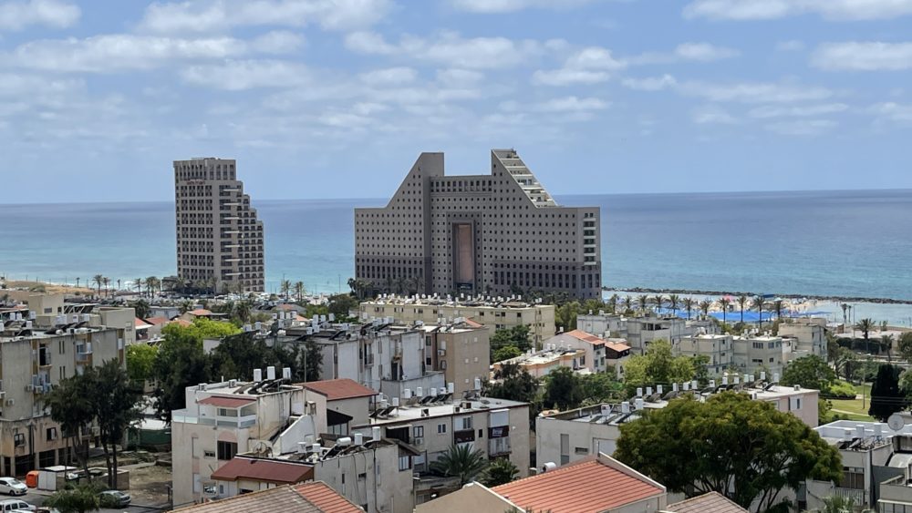 שכונת נווה דוד בחיפה ומלון מרידיאן (צילום: ירון כרמי)