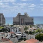 שכונת נווה דוד בחיפה ומלון מרידיאן (צילום: ירון כרמי)
