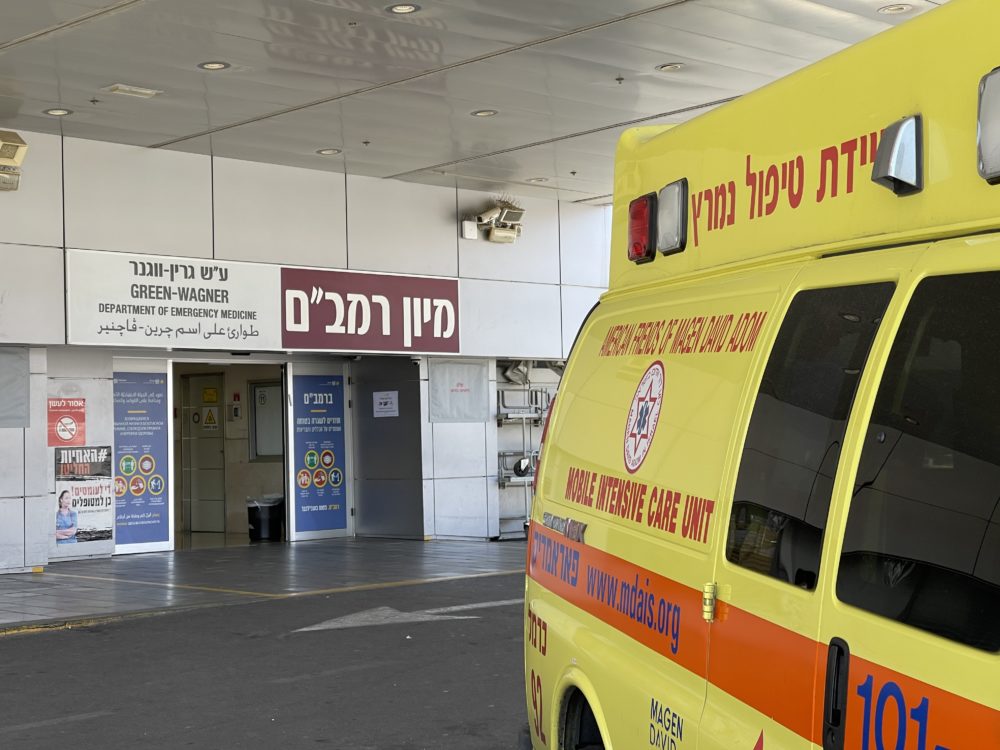 ניידת טיפול נמרץ של מד"א בפתח מיון בית החולים רמב"ם בחיפה - ארכיון (צילום: ירון כרמי)