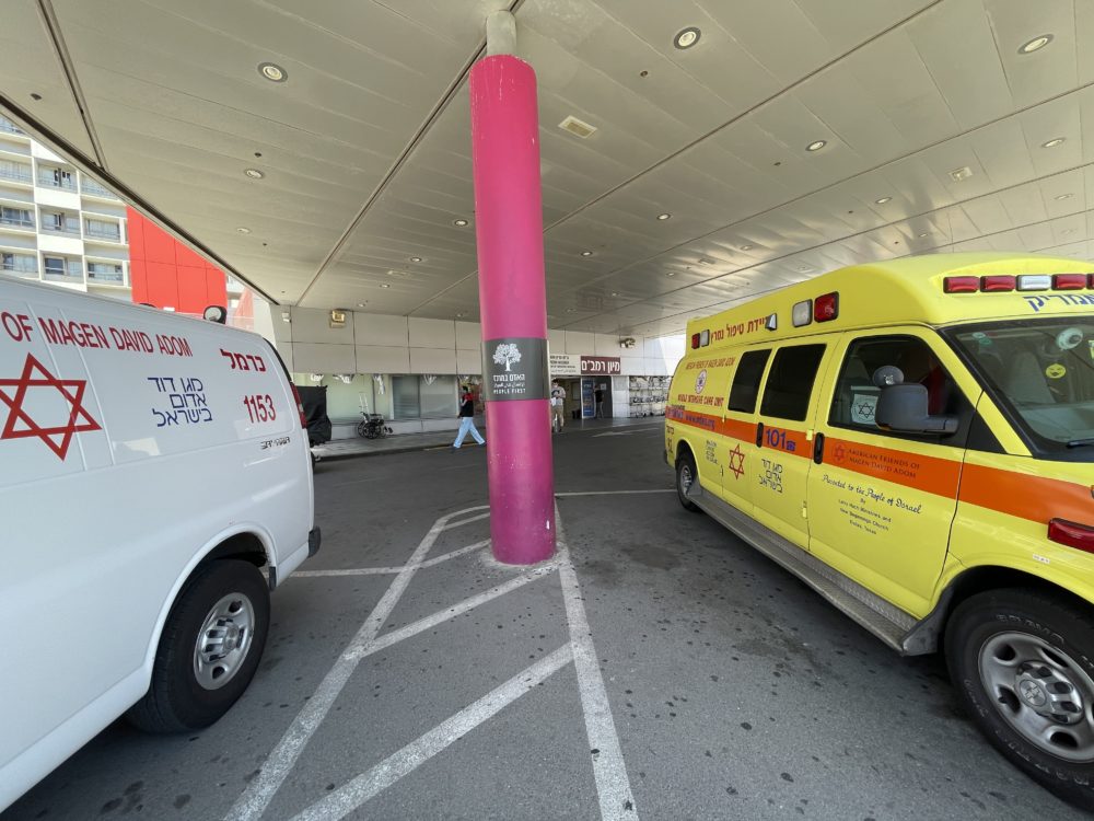 ניידות מד"א בפתח מיון בית החולים רמב"ם בחיפה - ארכיון (צילום: ירון כרמי)