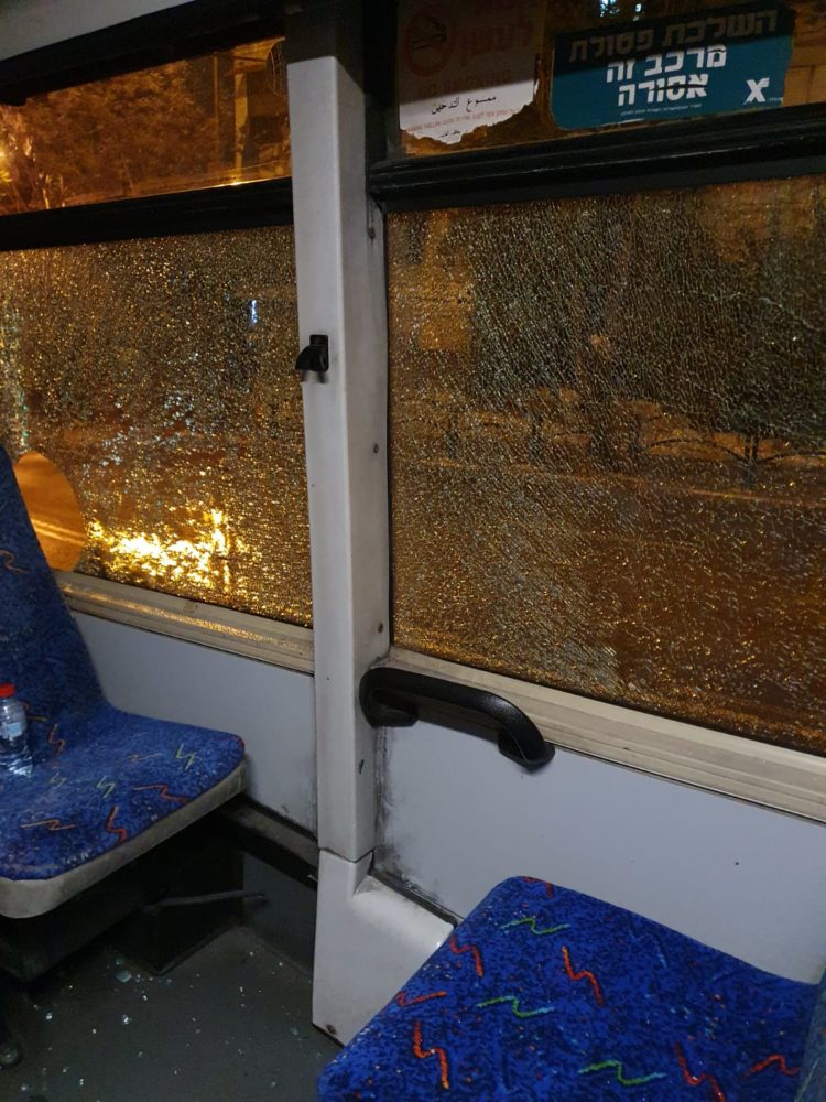 אוטובוס של אגד הותקף באבנים ברחוב שבתאי לוי (צילום: חי פה)