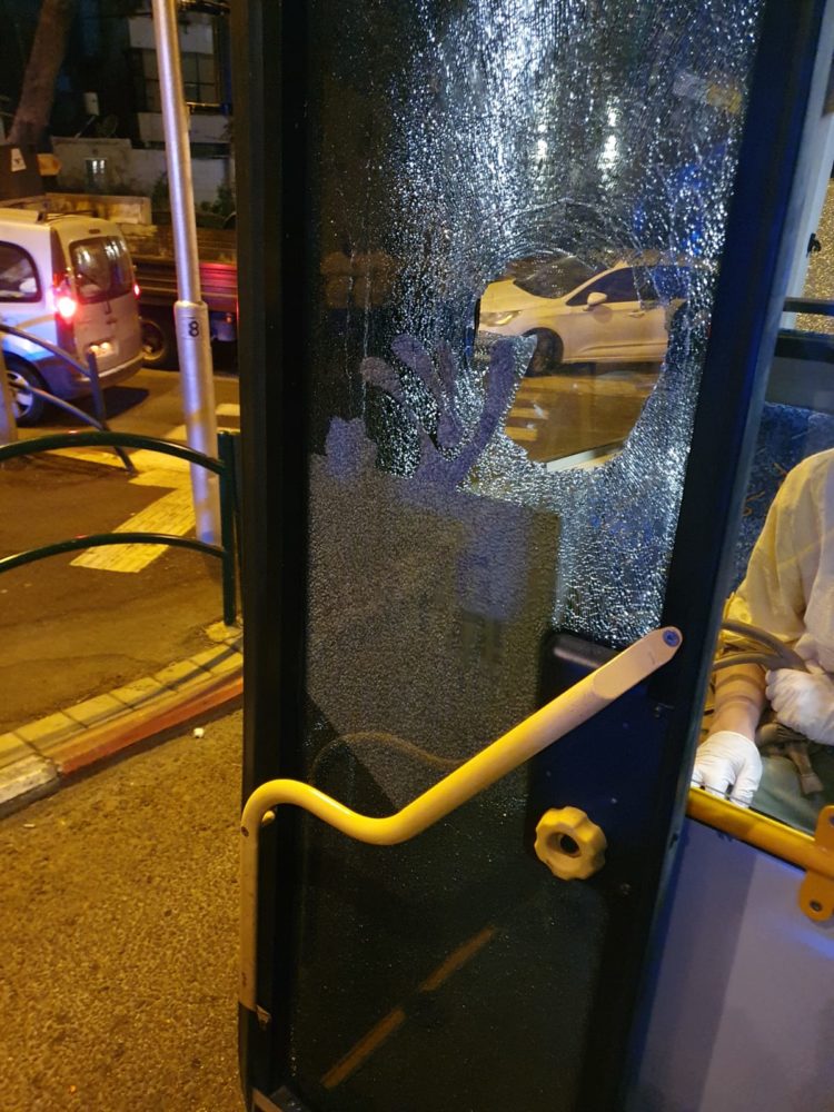 אוטובוס של אגד הותקף באבנים ברחוב שבתאי לוי (צילום: חי פה)