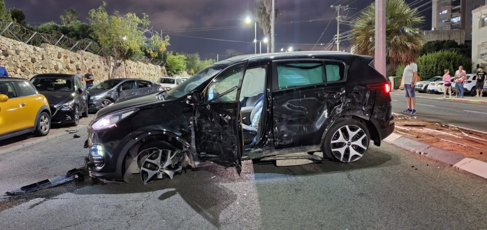 תאונת דרכים ברחוב טשרניחובסקי - רכב הקיה התנגש במכוניות חונות (צילום: אלכסנדרה שר)