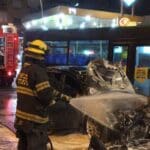 תאונה בין רכב פרטי לאוטובוס בחיפה • הרכב עלה באש (צילום: כבאות והצלה)