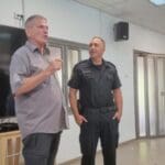 נצ”מ ניר יונה ודודי מיבלום בטקס הוקרה ליחידת הכלבנים הארצית בקיבוץ אושה (צילום: חי פה)