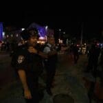 שוטרים בפעולה במהלך התפרעות פרו-פלסטינית בשדרות בן גוריון 11/5/21 (צילום: שי רגב)
