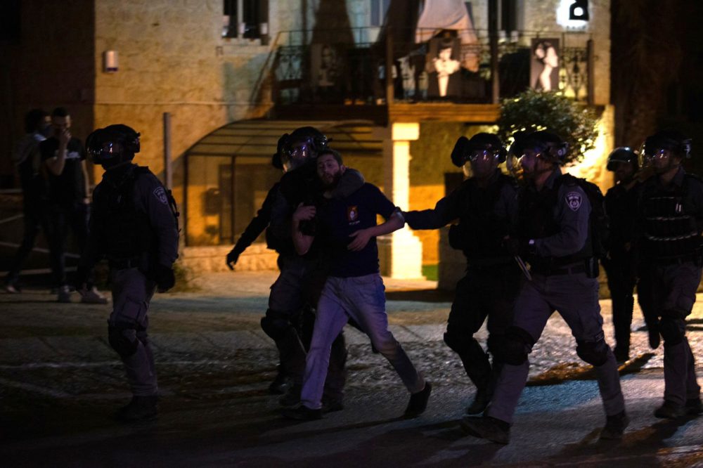 מעצר במהלך התפרעות פרו-פלסטינית בשדרות בן גוריון 11/5/21 (צילום: שי רגב)