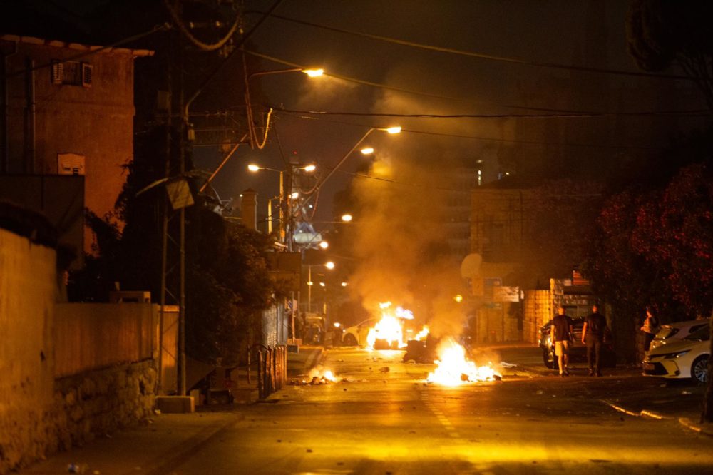 אש ברחובות חיפה במהלך התפרעות פרו-פלסטינית בשדרות בן גוריון 11/5/21 (צילום: שי רגב)